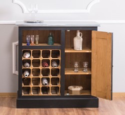 Casa Padrino Landhausstil Weinschrank Schwarz / Naturfarben / Silber casa padrino landhausstil massivholz kiefernholz weinschrank mit tür und verzinkter platte wohnzimmer hotel restaurant club bar büro möbel