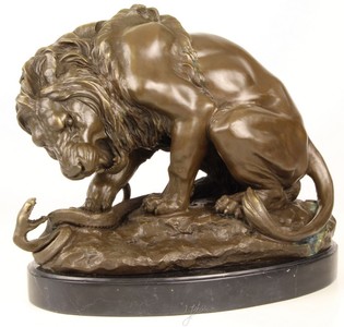 Casa Padrino sculpture en bronze de luxe Lion avec serpent sur socle en marbre bronze / or / noir 41 x H. 35 cm - Figurine de Luxe en Bronze