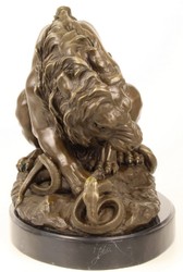 Casa Padrino escultura de bronce de lujo león con serpiente sobre mármol base bronce / oro / negro 41 x H. 35 cm - Figura de Bronce de Lujo