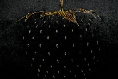 Casa Padrino Luxus Deko Kissen Strawberry mit Bling Bling Glitzersteinen Schwarz / Gold 45 x 45 cm - Feinster Samtstoff - Luxus Deko Accessoires