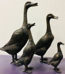 Casa Padrino conjunto de figuras de bronce de lujo familia de pato bronce / oro 15 x 15 x H. 53 cm - Figuras de Deco de Lujo 