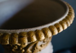Casa Padrino vase baroque en fonte avec piédestal gris / or Ø 35 x H. 49 cm - Magnifique Décor de Jardin de Style Baroque