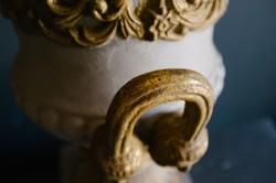 Casa Padrino vase baroque en fonte avec piédestal gris / or Ø 35 x H. 49 cm - Magnifique Décor de Jardin de Style Baroque