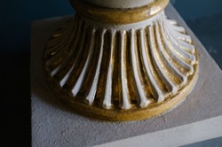 Casa Padrino vase baroque en fonte avec piédestal gris / or Ø 35 x H. 49 cm - Magnifique Décor de Jardin de Style Baroque