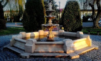 Casa Padrino Fontana / Fontana da Giardino Barocco Ragazzo con Pesce d'Oro Grigio Ø 490 x H. 190 cm - Grande Fontana a 3 Livelli con Bordo