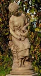 Casa Padrino Scultura Art Nouveau Mungitore Grigio / Beige 24 x 24 x H. 62 cm - Figura di Decorazione in Pietra da Giardino