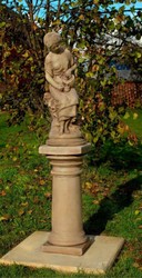 Casa Padrino Scultura Art Nouveau Mungitore Grigio / Beige 24 x 24 x H. 62 cm - Figura di Decorazione in Pietra da Giardino