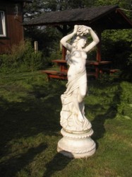 casa padrino jugendstil garten hotel restaurant figur skulptur statue frau dame jungfrau kunststein beton deko accessoires 