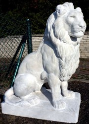 casa padrino luxus garten hotel restaurant figur skulptur statue sitzender löwe schaut nach rechts kunststein beton deko accessoires 