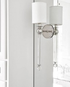Casa Padrino Luxus Wandleuchte Silber / Weiß 12,7 x 17,2 x H. 56,5 cm - Wandlampe mit Kristallglas und rundem Seiden Lampenschirm