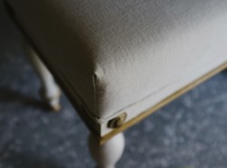 Casa Padrino Luxury Baroque Stool White / Antique Gold 41 x 41 x H. 54 cm - Solid Wood Baroque Stool - Baroque Furniture