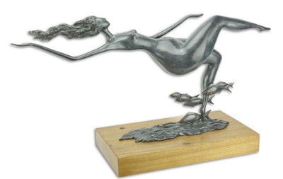 Casa Padrino figura di bronzo di design donna galleggiante con pesci blu / oro / naturale 67 x 20,8 x H. 35,6 cm - Scultura in Bronzo di Lusso con Base in Legno