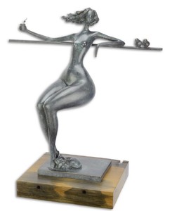 Casa Padrino figura di bronzo di design rilassante donna blu / oro / naturale 47 x 26,3 x H. 51,4 cm - Scultura in Bronzo di Lusso con Base in Legno