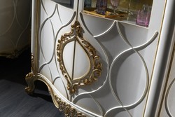 Casa Padrino Armoire Vitrine Baroque de Luxe Blanc / Or Antique 132 x 57 x H. 201 cm - Vitrine Somptueuse Baroque avec 2 Portes - Meubles de Salon Baroque Casa Padrino Armoire Vitrine Baroque de Luxe Blanc / Or Antique 132 x 57 x H. 201 cm - Vitrine Somptueuse Baroque avec 2 Portes - Meubles de Salon Baroque