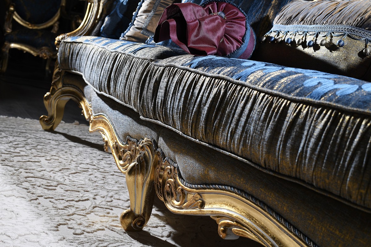 Casa Padrino Sofá Chesterfield Barroco de Lujo Azul Oscuro / Oro Antiguo 300 x 90 x H. 119 cm - Sofá Barroco Suntuoso de la Sala de Estar - Muebles Barrocos Casa Padrino Sofá Chesterfield Barroco de Lujo Azul Oscuro / Oro Antiguo 300 x 90 x H. 119 cm - Sofá Barroco Suntuoso de la Sala de Estar - Muebles Barrocos