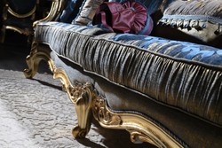 Casa Padrino Sofá Chesterfield Barroco de Lujo Azul Oscuro / Oro Antiguo 300 x 90 x H. 119 cm - Sofá Barroco Suntuoso de la Sala de Estar - Muebles Barrocos Casa Padrino Sofá Chesterfield Barroco de Lujo Azul Oscuro / Oro Antiguo 300 x 90 x H. 119 cm - Sofá Barroco Suntuoso de la Sala de Estar - Muebles Barrocos