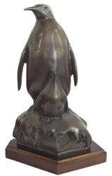 casa padrino luxus designer wohnzimmer hotel restaurant club bar büro deko accessoires pinguin mutter mit kind figur bronzefigur skulptur mit holzsockel