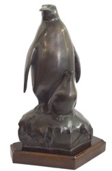 casa padrino luxus designer wohnzimmer hotel restaurant club bar büro deko accessoires pinguin mutter mit kind figur bronzefigur skulptur mit holzsockel