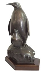casa padrino luxus designer wohnzimmer hotel restaurant club bar büro deko accessoires pinguin mutter mit kind figur bronzefigur skulptur mit holzsockel