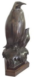 casa padrino luxus designer wohnzimmer hotel restaurant club bar büro deko accessoires pinguin mutter mit kind figur bronzefigur skulptur mit holzsockel