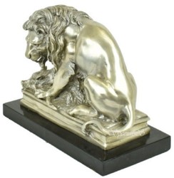 casa padrino luxus wohnzimmer hotel restaurant club bar büro deko accessoires figuren löwe mit beute versilbert bronzefigur skulptur dekofigur mit marmorsockel