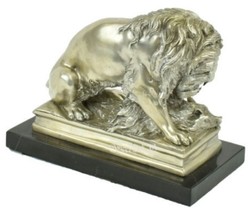casa padrino luxus wohnzimmer hotel restaurant club bar büro deko accessoires figuren löwe mit beute versilbert bronzefigur skulptur dekofigur mit marmorsockel