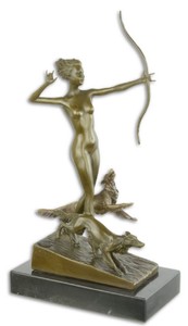 Casa Padrino sculpture en bronze de luxe femme avec arc et chiens bronze / or / noir 18,3 x 10,3 x H. 34,5 cm - Figurine en Bronze avec Base en Marbre - Figurine Déco