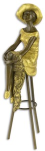 Casa Padrino figurine en bronze de luxe dame assise au bar bronze / or 12,9 x 9,1 x H. 28,2 cm - Sculpture en Bronze - Figurine Déco