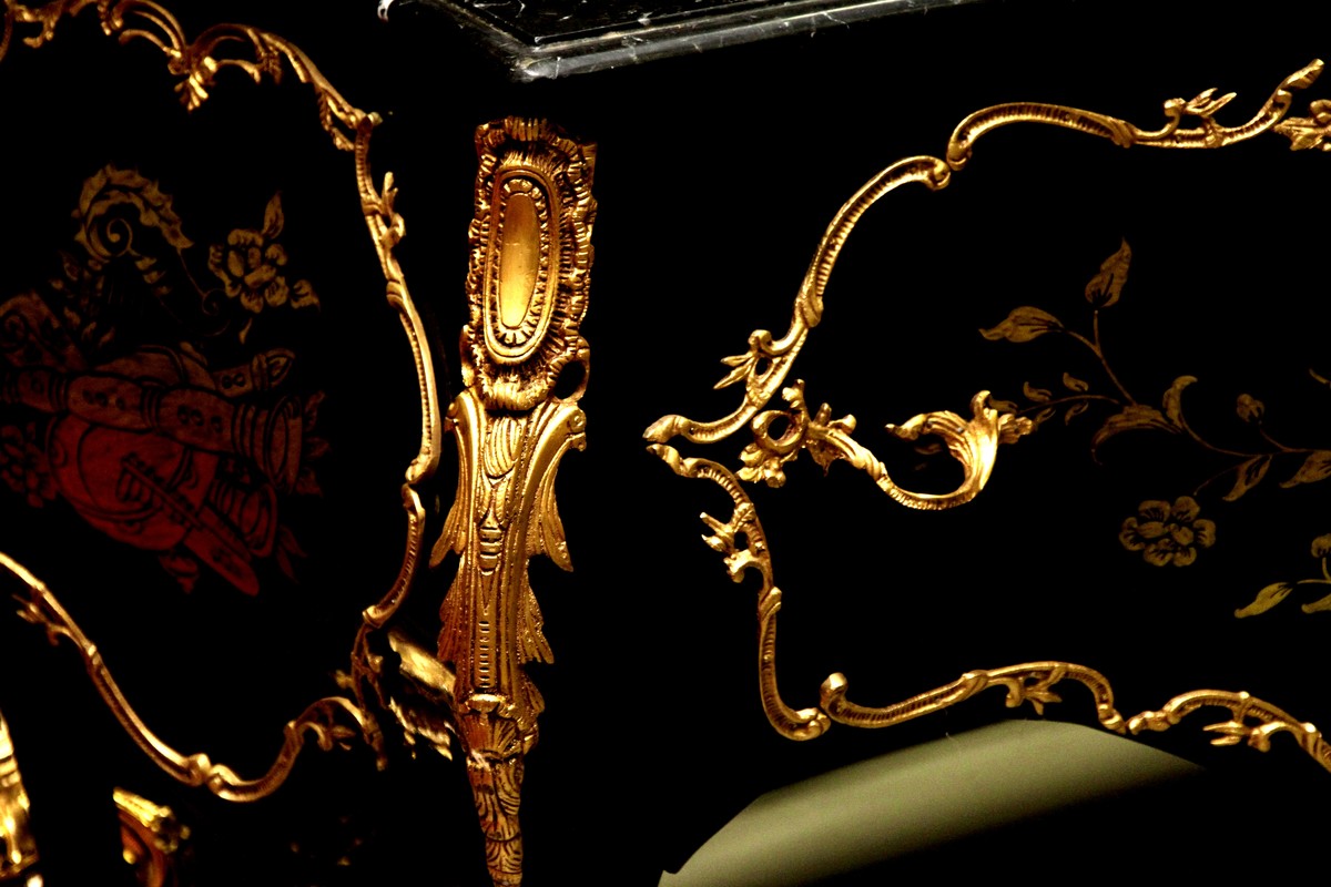 Cassettone barocco Casa Padrino nero / oro 130 cm con applicazioni in metallo e piano in marmo Cassettone barocco Casa Padrino nero / oro 130 cm con applicazioni in metallo e piano in marmo