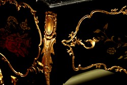 Cassettone barocco Casa Padrino nero / oro 130 cm con applicazioni in metallo e piano in marmo
