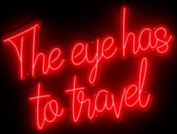 Casa Padrino Insegna al Neon LED di Lusso The Eye Has To Travel Rosso Neon 115 x 2 x A. 90 cm - Segno Decorativo a LED - Decorazione Murale di Lusso