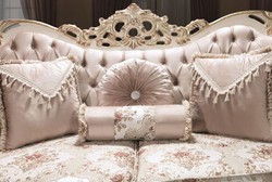Casa Padrino sofá barroco de lujo rosa / blanco / oro 230 x 100 x A. 110 cm - Sofá de salón con pedrería y almohadas decorativas - Muebles Barrocos