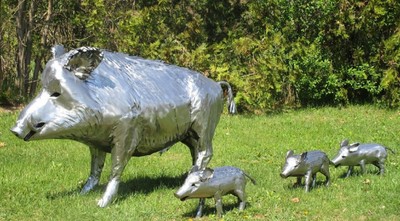Casa Padrino sculptures de décoration de jardin de luxe sanglier avec 3 enfants de sanglier argent - Figurines de décoration de jardin en acier inoxydable - Figurines de jardin résistantes aux intempéries