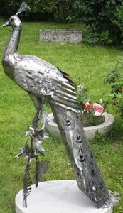Casa Padrino Gartendeko Skulptur Pfau Silber 50 x 75 x H. 118 cm - Elegante Edelstahl Gartendeko Figur - Wetterbeständige Gartenfigur