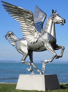Casa Padrino Luxus Gartendeko Skulptur Pegasus Pferd mit Sockel Silber 288 x 175 x H. 305 cm - Lebensgroße Edelstahl Figur - Luxus Gartenfigur 