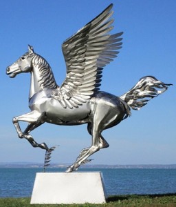 Casa Padrino sculpture de décoration de jardin de luxe cheval Pegasus avec piédestal argent 288 x 175 x H. 305 cm - Figurine grandeur nature en acier inoxydable - Figurine de Jardin de Luxe