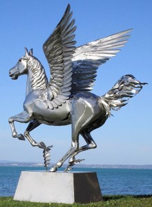 Casa Padrino Luxus Gartendeko Skulptur Pegasus Pferd mit Sockel Silber 288 x 175 x H. 305 cm - Lebensgroße Edelstahl Figur - Luxus Gartenfigur 