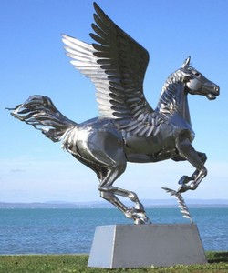 Casa Padrino Luxus Gartendeko Skulptur Pegasus Pferd mit Sockel Silber 288 x 175 x H. 305 cm - Lebensgroße Edelstahl Figur - Luxus Gartenfigur 