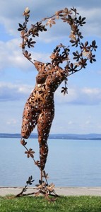 Casa Padrino sculpture de décoration de jardin de designer femme rouille 137 x 110 x H. 255 cm - Figurine de jardin géante - Décoration de jardin de luxe