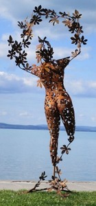 Casa Padrino Designer Gartendeko Skulptur Frau Rostfarben 137 x 110 x H. 255 cm - Riesige Gartenfigur - Luxus Garten Dekoration