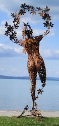 Casa Padrino scultura da giardino di design donna ruggine 137 x 110 x A. 255 cm - Figura da giardino gigante - Decorazione da giardino di lusso