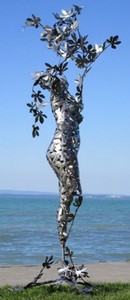 Casa Padrino Designer Gartendeko Skulptur Frau Silber 137 x 110 x H. 255 cm - Riesige Gartenfigur - Luxus Garten Dekoration