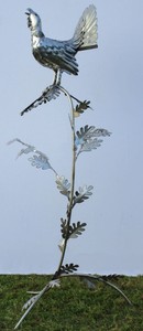 Casa Padrino Gartendeko Skulptur Hahn auf Ast Silber 87 x 70 x H. 160 cm - Handgefertigte Edelstahl Gartenfigur - Garten Dekoration