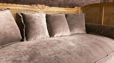 Casa Padrino Luxus Barock Sofa mit Kissen Braun / Taupe 187 x 89 x H. 103 cm - Handgefertigtes Sofa im Antik Stil - Wohnzimmer Möbel