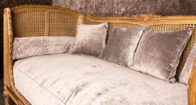 Casa Padrino Luxus Barock Sofa mit Kissen Braun / Taupe 187 x 89 x H. 103 cm - Handgefertigtes Sofa im Antik Stil - Wohnzimmer Möbel
