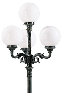 Casa Padrino Barock Gartenlaterne Schwarz / Weiß 83 x 83 x H. 255 cm - Elegante Außenstehleuchte aus hochwertigem Aluminium und Polycarbonat Lampenschirmen - Nostalgische Gartenbeleuchtung