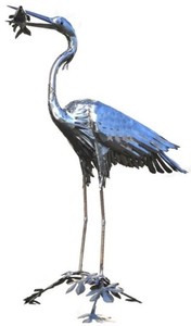 Casa Padrino sculpture de décoration de jardin héron oiseau avec poisson argent 50 x 105 x H. 110 cm - Élégante figure de décoration de jardin - Figurine de jardin résistante aux intempéries