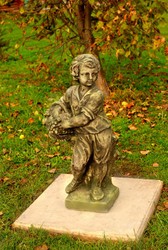 Ragazzo scultura in stile liberty Casa Padrino con cesto 34 x H 77 cm grigio muschio antico - decorazione barocca da giardino