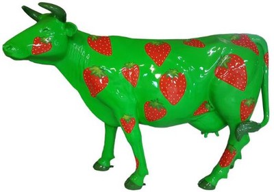 Casa Padrino sculpture design de jardin vache avec fraise design vert / rouge 210 x 55 x H. 147 cm - Énorme figurine décorative résistante aux intempéries - Figurine animalière grandeur nature