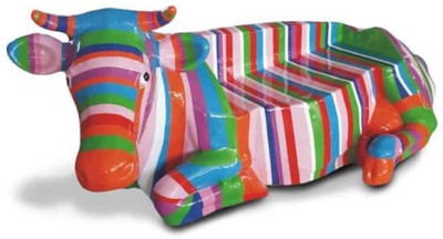 Casa Padrino panca di design mucca con strisce colorate 208 x 90 x A. 109 cm - Panca da giardino mucca scultura resistente alle intemperie - Accessori per la decorazione di giardini e terrazze